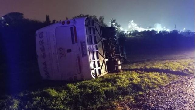 Un minibús volcó en el kilómetro 14