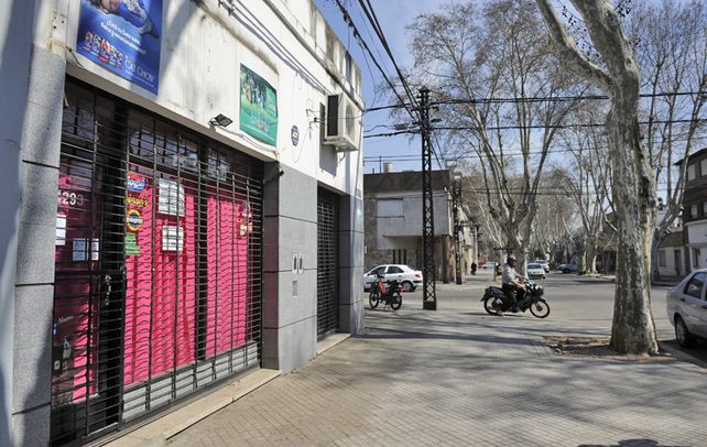 San luis al 4200. En esa cuadra se desató la locura la tarde del viernes y dos comerciantes terminaron baleados. (Foto: C. Mutti Lovera)