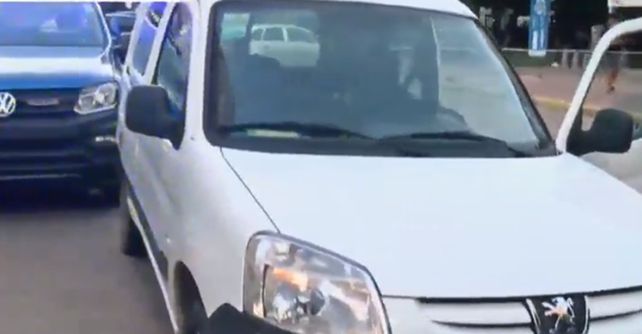 La Partner en la que se movilizaban los delincuentes fue abandonada en el Fonavi de Grandoli. (Foto: captura de TV) 