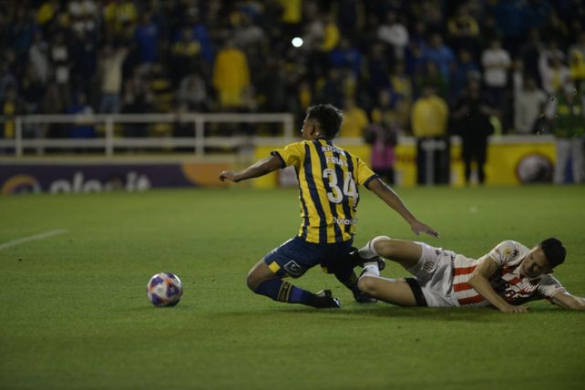 ¿Fue penal? Daniel Juárez sobre Frías. Para Baliño fue falta del delantero de Central.