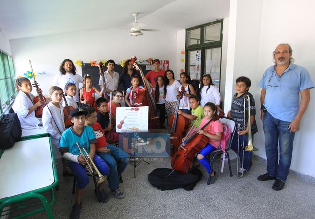 Integrantes de la Orquesta Sinfónica Infantil y Juvenil “Romina Iturrain” en la Escuela Esparza del barrio Mosconi Foto UNO/ Juan Ignacio Pereira.