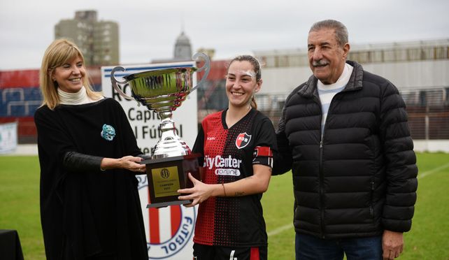 Fútbol femenino. Mario Giammaría y Alejandra Rodenas le hacen entrega a la capitana de Newells