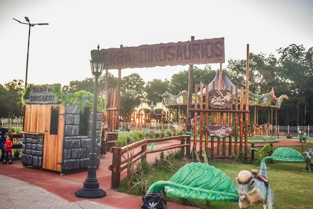 Cómo es el gran parque temático con dinosaurios a minutos de Rosario