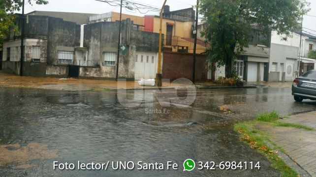 Pablo R. envió al Whatsapp de UNO Santa Fe esta foto que muestra una gran cantidad de agua acumulada tras la lluvia de esta tarde en la esquina de Calchines y Alberdi
