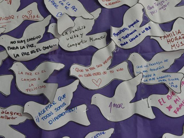 El nivel inicial recortó palomas con mensajes de paz para las familias.