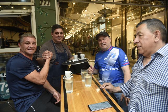 Un buen café para hablar del derbi.  Tras la producción fotográfica, José Luis Orellano y Villi Trebino siguieron charlando sobre el partido que se jugará este sábado en barrio Sarmiento.