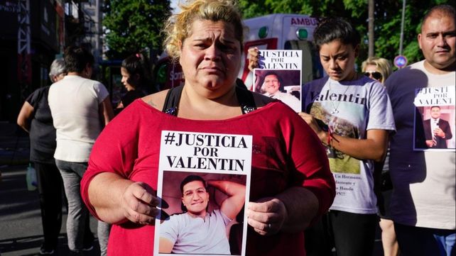 La hermana de Valentín participó este martes a la tarde de una protesta en Pellegrini y Francia para exigir justicia.