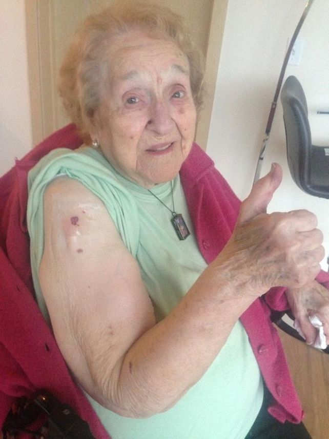 Llevó de fiesta a su abuela y le hizo un tatuaje