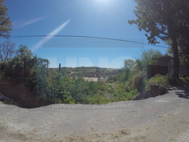 La barranca de calle Osinalde se comió una mano de la arteria