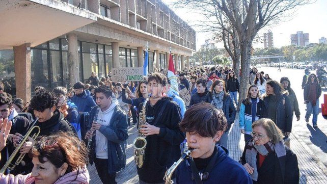 Abrazo simbólico al edificio de Correo Argentino en Santa Fe.
