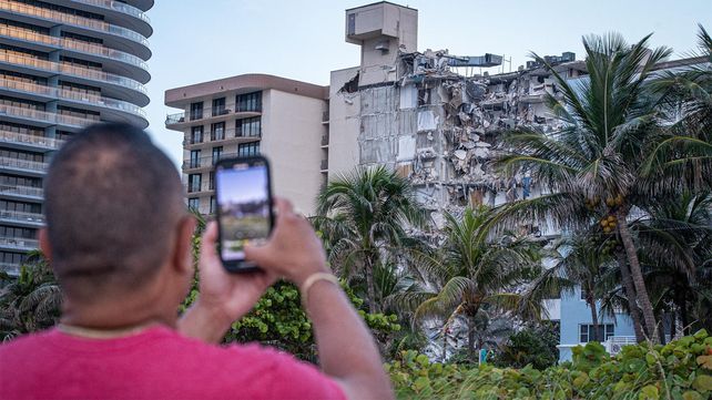 Confirman cuatro muertes en el derrumbe del edificio en Miami y ascienden a 159 los desaparecidos
