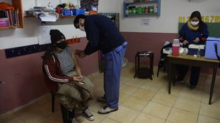 La campaña de vacunación continúa en distintos vacunatorios de Rosario.&nbsp;