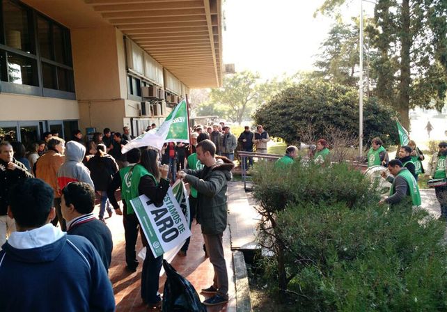 Realizaron un paro de actividades en el Ministerio de Educación