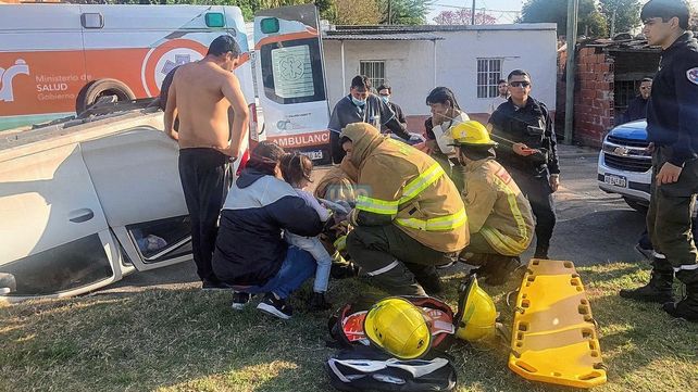 Conductora embarazada chocó un auto y volcó en bulevar
