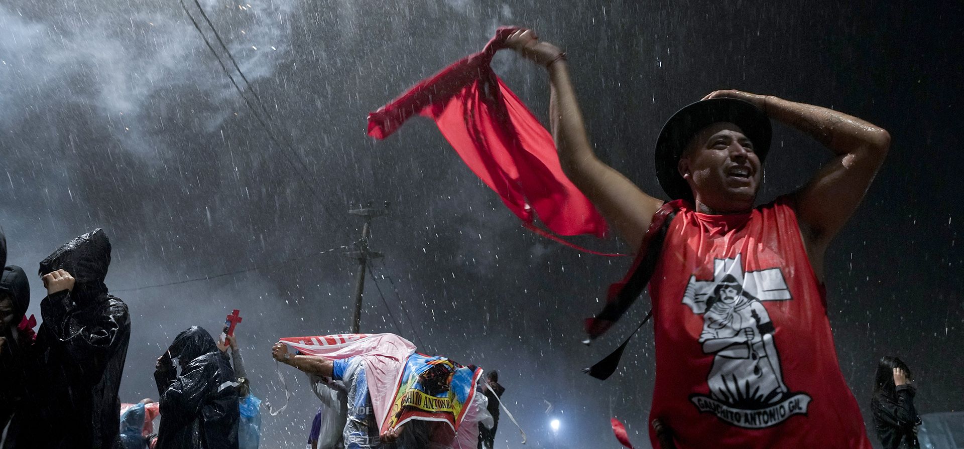 Un hombre camina bajo la lluvia torrencial frente al santuario del popular santo argentino "Gauchito" Gil en Mercedes, Corrientes, Argentina. Cada 8 de enero, devotos de todo el país visitan su santuario para pedir milagros o dale las gracias. (Foto AP/Natacha Pisarenko) Un hombre camina bajo la lluvia torrencial frente al santuario del popular santo argentino "Gauchito" Gil en Mercedes, Corrientes, Argentina. Cada 8 de enero, devotos de todo el país visitan su santuario para pedir milagros o dale las gracias. (Foto AP/Natacha Pisarenko)