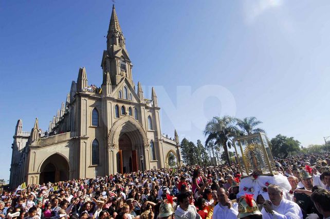 Masiva. Así es la convocatoria a la tradicional fiesta santafesina que se celebra todos los años quince días después de la Pascua. Participan creyentes de varias provincias.