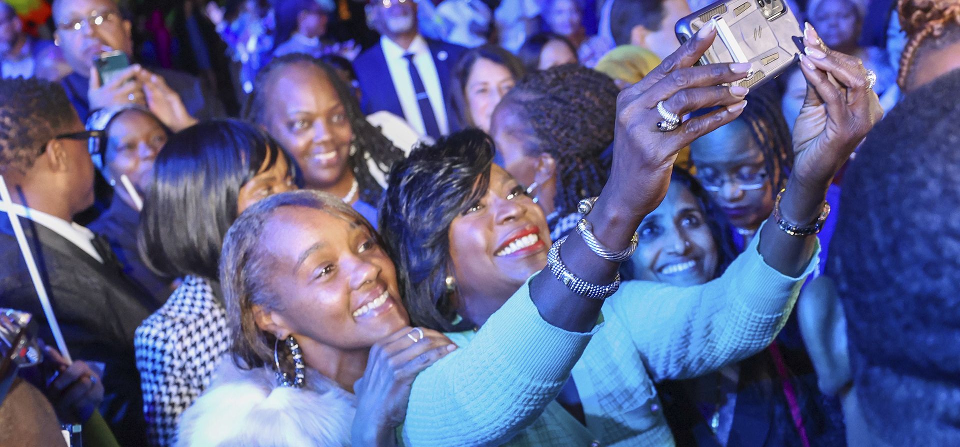 Cherelle Parker toma una fotografía durante la recepción inaugural en Filadelfia el martes 2 de enero de 2024. Parker es la alcaldesa número 100 de la ciudad y se convierte en la primera mujer en hacerlo. (Heather Khalifa/The Philadelphia Inquirer vía AP) Cherelle Parker toma una fotografía durante la recepción inaugural en Filadelfia el martes 2 de enero de 2024. Parker es la alcaldesa número 100 de la ciudad y se convierte en la primera mujer en hacerlo. (Heather Khalifa/The Philadelphia Inquirer vía AP)