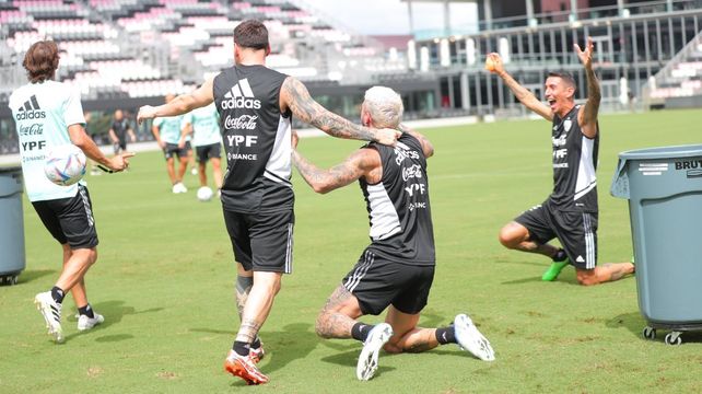 Promesa de gol. Di María celebra junto a sus compinches Messi y De Paul
