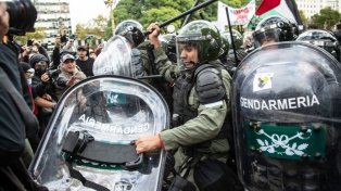 La represión de Patricia Bullrich dejó más de 80 heridos. Golpearon y gasearon a jubilados y detuvieron a fotógrafos y periodistas que cubrían la marcha