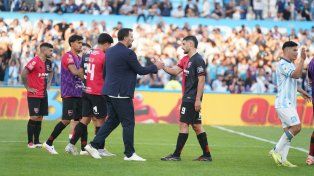 Cristian Fabbiani saluda a sus jugadores tras la derrota ante Racing.