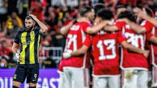 El festejo de los jugadores de &nbsp;Al Ahly y la desazón de Karim Benzemá. El francés erró un penal que hubiera podido cambiar la historia para Al Ittihad.