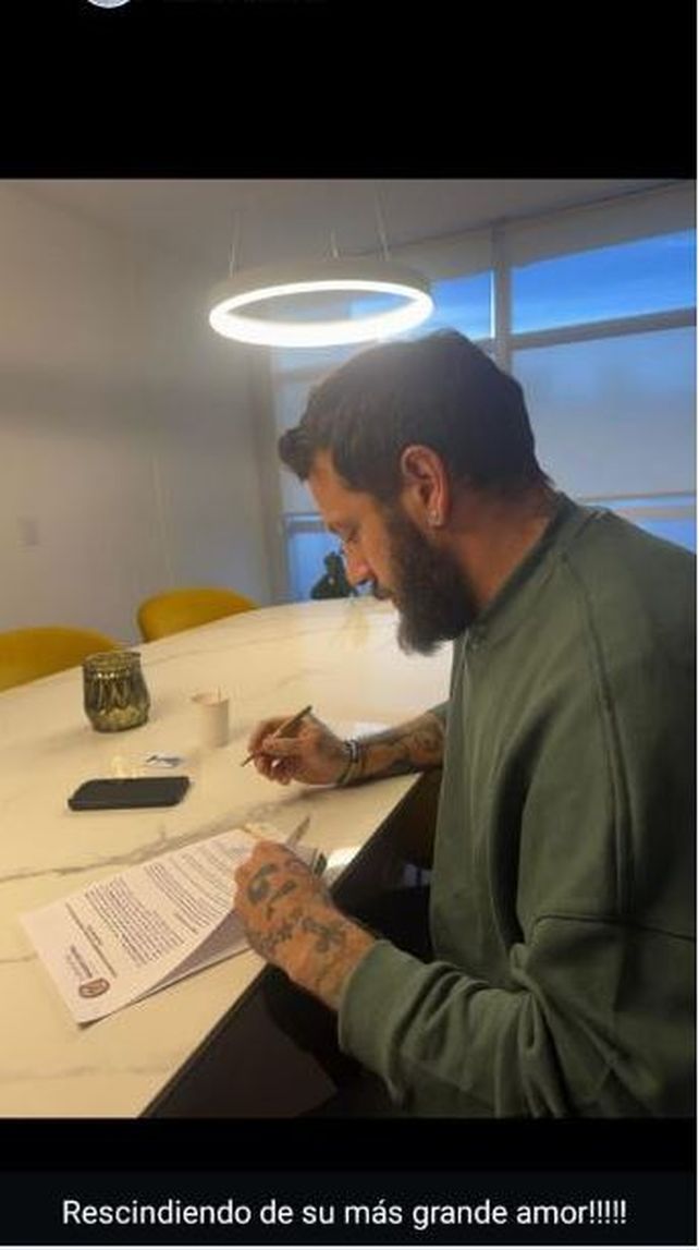 El momento de la firma de Broun, que fue retratada por su representante, Roberto San Juan.