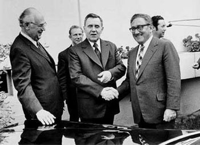Kissinger con su contraparte soviético, Andrei Gromiko, y a la izquierda el embajador de Moscú en Washington, Anatoly Drobrynin, una pieza clave en los tratados. 