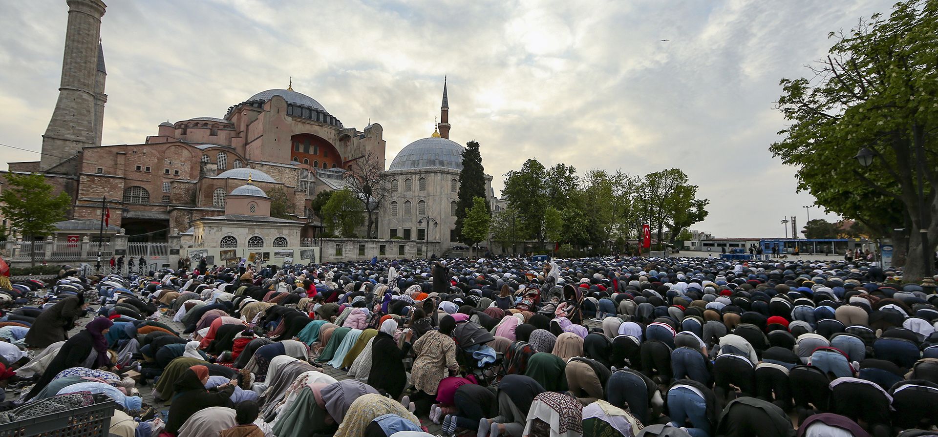 Musulmanes ofrecen oraciones durante el primer día de Eid al-Fitr, que marca el final del mes sagrado del Ramadán, frente a la icónica e histórica Mezquita de Haghia Sophia en Estambul, Turquía, el lunes 2 de mayo de 2022.