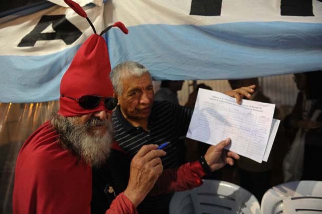 La oposición instaló su carpa contra la reforma judicial frente al Congreso