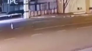 Un video muestra a un supuesto extraterrestre caminando por la calle