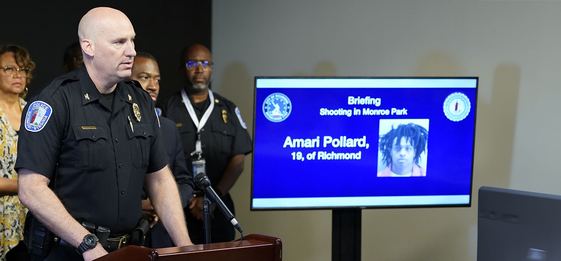 El jefe de policía interino de Richmond, Rick Edwards, habla durante una conferencia de prensa, el miércoles 7 de junio de 2023, en Virginia, sobre el tiroteo en el Teatro Altria después de una ceremonia de graduación. Dos personas murieron y varias resultaron heridas en el tiroteo. El sospechoso Amari Pollard, de 19 años, fue procesado el miércoles por la mañana por dos cargos de asesinato en segundo grado. (Foto AP/Steve Helber) El jefe de policía interino de Richmond, Rick Edwards, habla durante una conferencia de prensa, el miércoles 7 de junio de 2023, en Virginia, sobre el tiroteo en el Teatro Altria después de una ceremonia de graduación. Dos personas murieron y varias resultaron heridas en el tiroteo. El sospechoso Amari Pollard, de 19 años, fue procesado el miércoles por la mañana por dos cargos de asesinato en segundo grado. (Foto AP/Steve Helber)