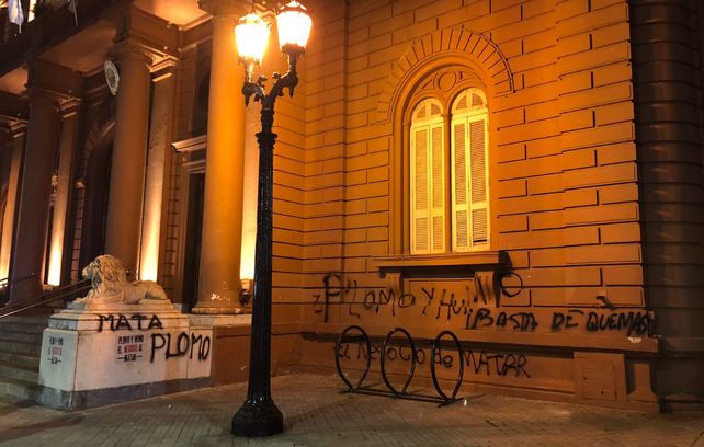 El Palacio de los Leones, sede la Municipalidad, amaneció con pintadas similares a las que se hicieron en 