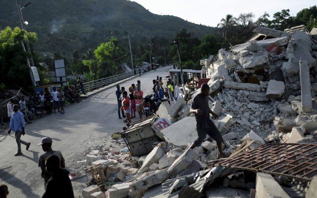 Un hombre camina sobre un edificio derrumbado en Saint-Louis-du-Sud, Haití, dos días después de que un terremoto de magnitud 7.2 sacudiera la parte suroeste de la nación más pobre del hemisferio el 14 de agosto.