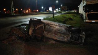 Un auto terminó incrustado dentro de una alcantarilla