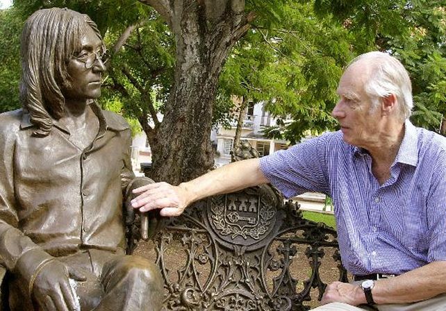 Martin toca la estatua de John Lennon ubicada en el barrio Vedado