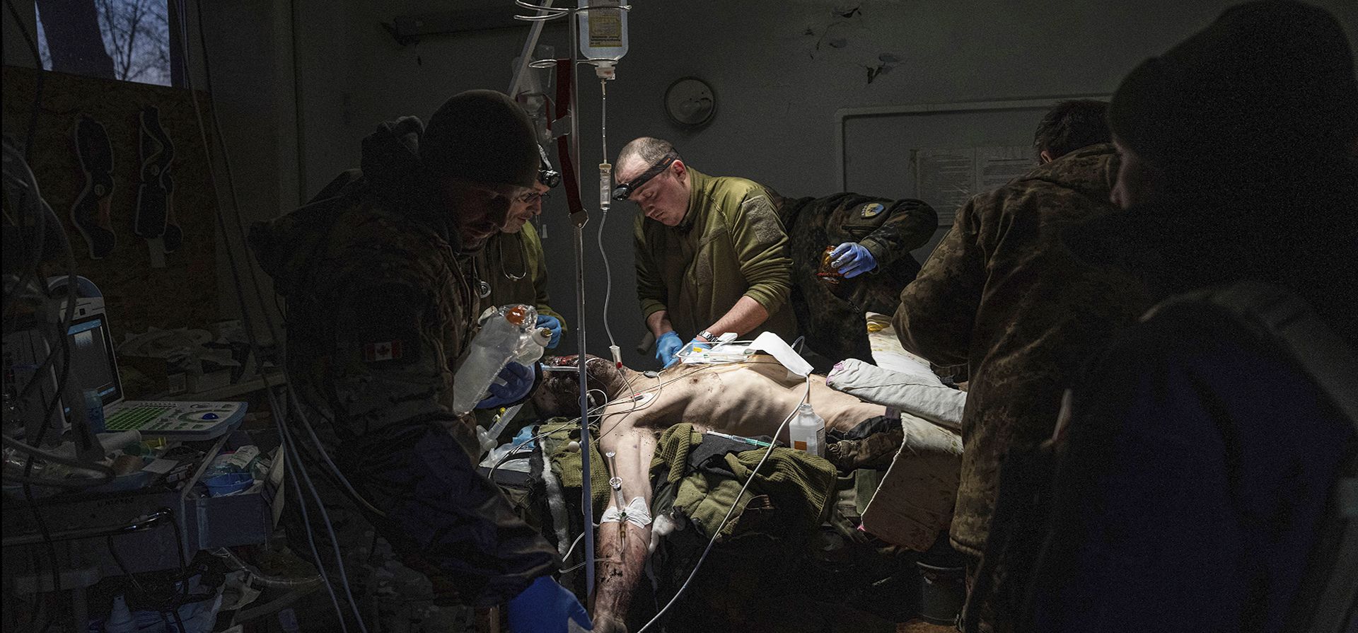 Médicos militares ucranianos tratan a su camarada herido que fue evacuado del campo de batalla en el hospital de la región de Donetsk, Ucrania. El militar no sobrevivió. (Foto AP/Evgeniy Maloletka) Médicos militares ucranianos tratan a su camarada herido que fue evacuado del campo de batalla en el hospital de la región de Donetsk, Ucrania. El militar no sobrevivió. (Foto AP/Evgeniy Maloletka)