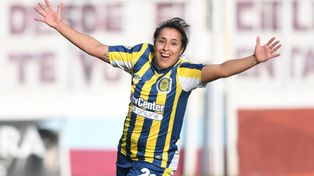 Gritalo. Érica Lonigro aprovechó un mal pase hacia atrás y marcó el 1 a 0.
