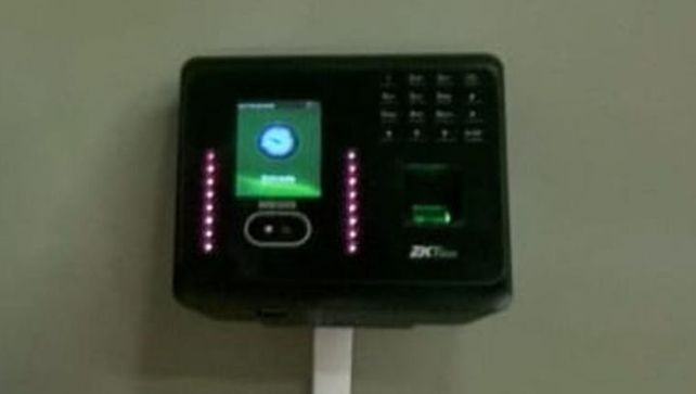 Ya instalaron unos 20 relojes faciales en las escuelas