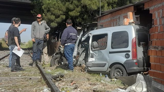 Casi tragedia: un tren chocó a un auto y lo arrastró hasta incrustarlo en una humilde casa
