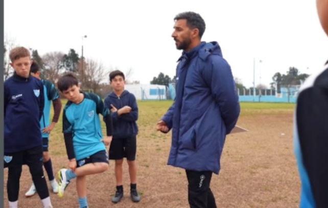 Ignacio Scocco charla durante una práctica con los chicos de las inferiores de Hughes.