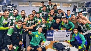 Los jugadores de Banfield celebran la clasificación en el vestuario.