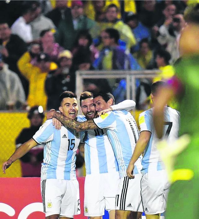 Goles son amores. Acuña y Di María abrazan a Messi. Benedetto se acerca a festejar.