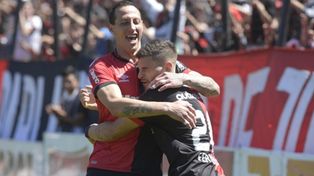 Rendidores. Lema abraza a Fernández, autor de un gol ante Aldosivi. Los nuevos respondieron.&nbsp;