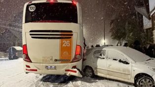 Bariloche: un micro con 48 egresados derrapó por una calle congelada y chocó siete autos