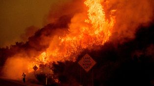 Seis mil evacuados por los incendios que arrasan Santa Bárbara