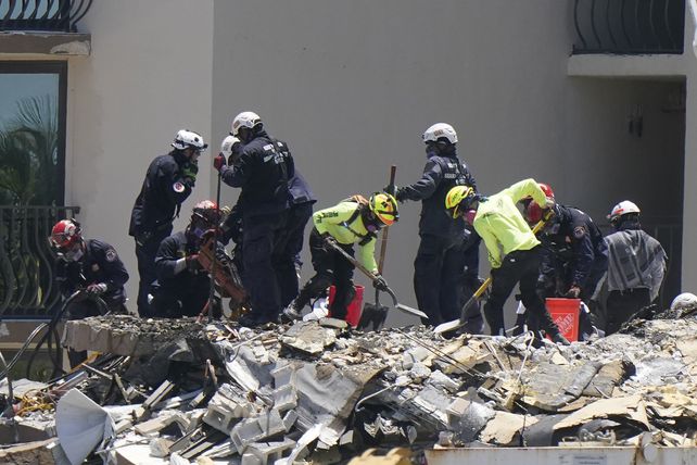 La tarea de búsqueda y recuperación de cuerpos es dramática y tiene un costo humano