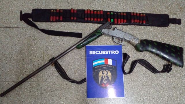 La escopeta con la que el hombre habría amenazado a las mujeres de su familia