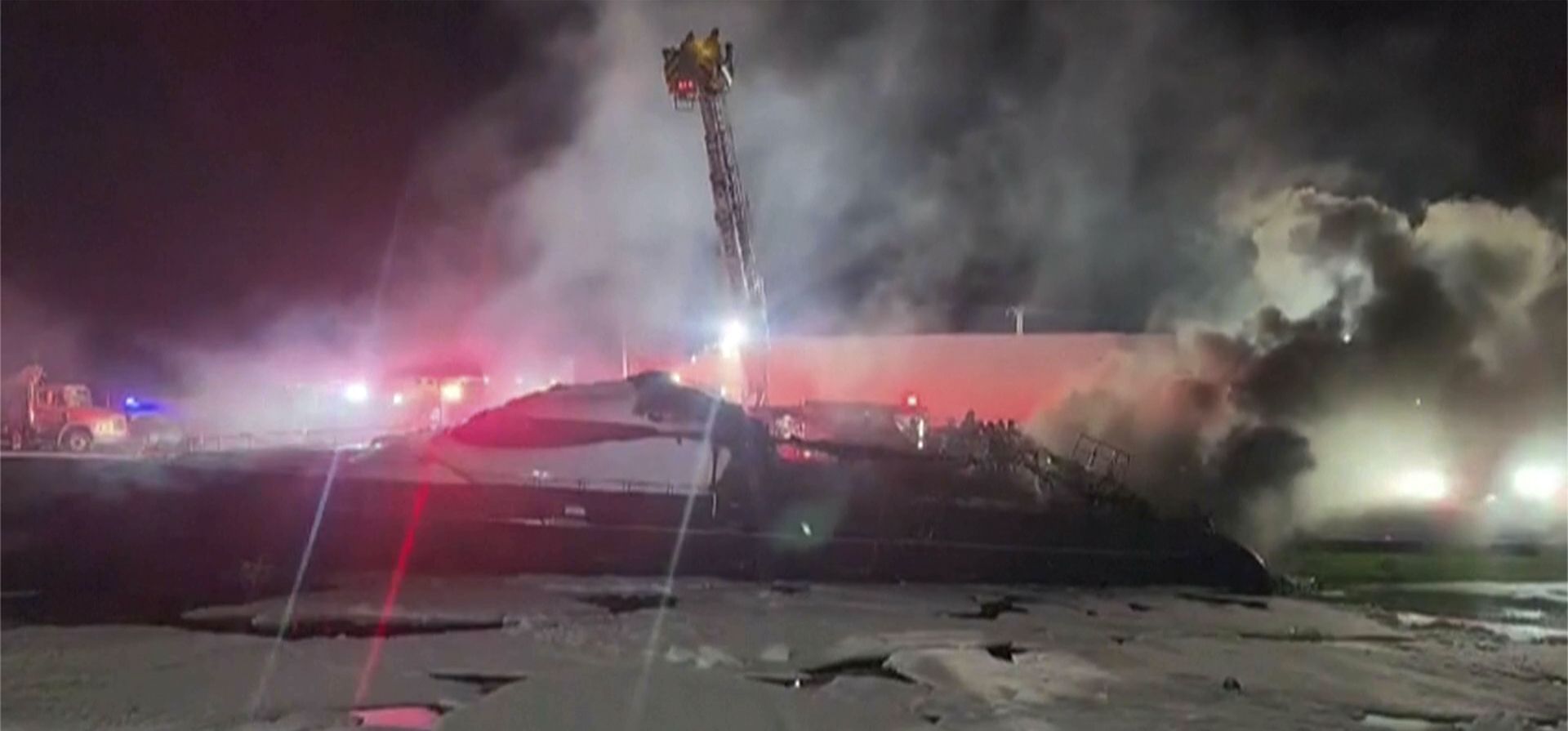 Los bomberos combaten un incendio en un barco de lujo en Miami la madrugada del viernes 7 de marzo de 2025. (WSVN-TV vía AP) Los bomberos combaten un incendio en un barco de lujo en Miami la madrugada del viernes 7 de marzo de 2025. (WSVN-TV vía AP)