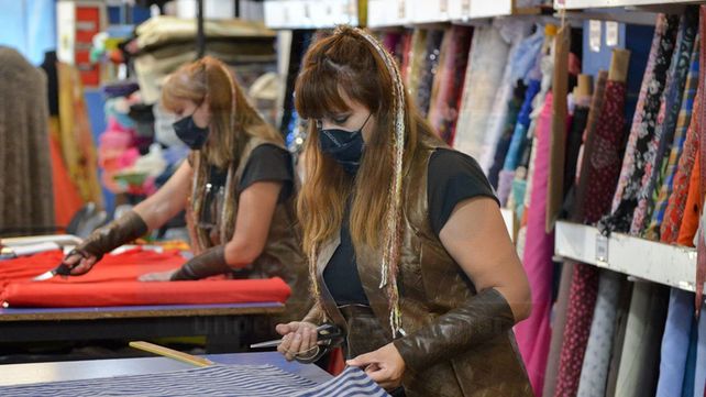 Fiesta de Disfraces: disfraces en los comercios y mural para recibir a los visitantes