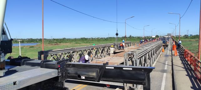 La estructura metálica del puente Bailey ya está colocada sobre el viaducto. La estructura metálica del puente Bailey ya está colocada sobre el viaducto.